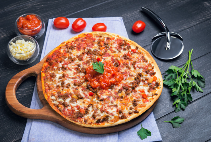 Domácí pizza s hovězím na rajčatech
